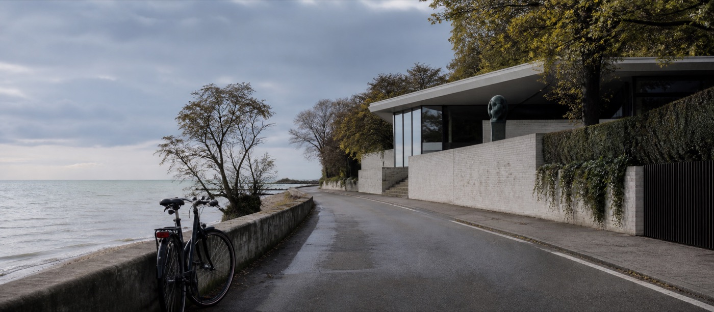 A bicycle on the coastal road beside Louisiana Museum